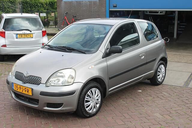 Grijs Gebruikt 2004 Toyota Yaris Hatchback | € 2.250 (Eerlijke prijs) - Afbeelding 1/4