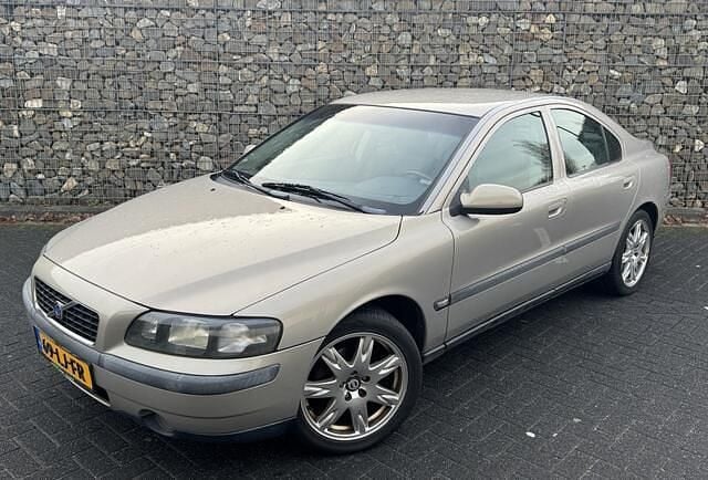 Beige Gebruikt 2003 Volvo S60 Sedan | € 2.495 (Eerlijke prijs) - Afbeelding 1/4
