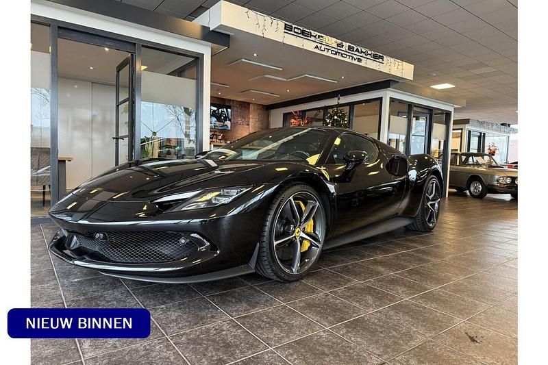 Zwart (metallic) Nieuw 2025 Ferrari 296 Cabriolet | € 359.500 - Afbeelding 1/4