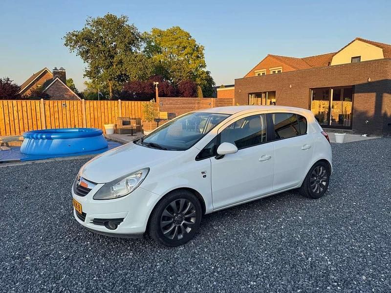 Wit Gebruikt 2010 Opel Corsa Edition Hatchback | € 3.500 (Eerlijke prijs) - Afbeelding 1/4