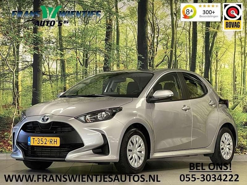 Grijs (metallic) Gebruikt 2023 Toyota Yaris Hybrid Active Hatchback | € 19.449 (Super prijs) - Afbeelding 1/4