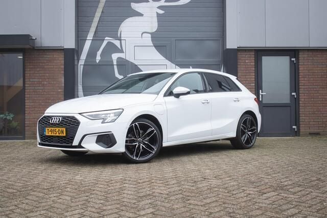 Wit Gebruikt 2021 Audi A3 Sportback Hatchback | € 24.490 (Eerlijke prijs) - Afbeelding 1/4