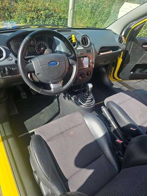 Occasion Ford Fiesta 90 PK (66 kW) 2006 Geel Hatchback