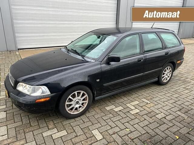 Zwart Occasion 2001 Volvo V40 Stationwagen | € 2.950 (Eerlijke prijs) - Afbeelding 1/4