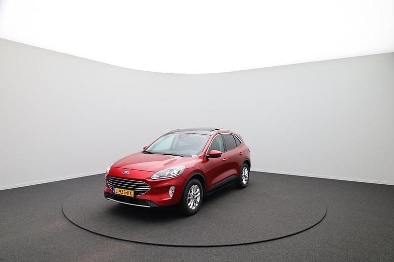 Rood (metallic) Occasion 2021 Ford Kuga Titanium SUV | € 22.450 (Goede deal) - Afbeelding 1/4