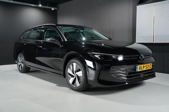 Zwart, metallic lak Gebruikt 2024 VW Passat Business Stationwagen | € 36.500 (Eerlijke prijs) - Afbeelding 1/4
