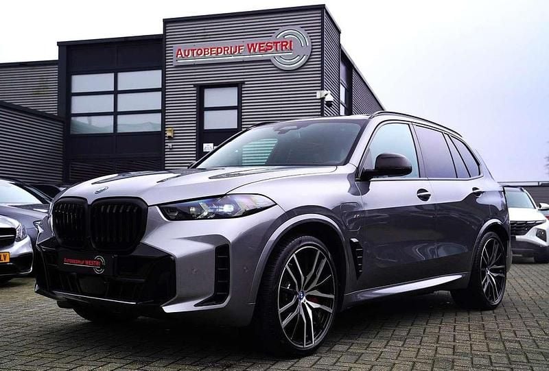 Grijs, metallic lak Gebruikt 2024 BMW X5 Comfort Edition SUV | € 99.995 (Goede deal) - Afbeelding 1/4
