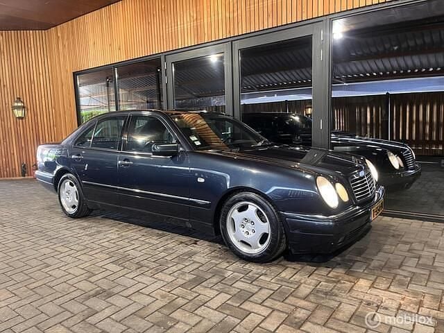 Blauw Gebruikt 1998 Mercedes E300 Avantgarde Sedan | € 5.950 - Afbeelding 1/4