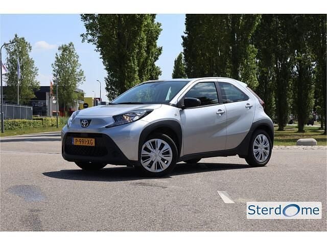 Grijs Gebruikt 2022 Toyota Aygo Play Hatchback | € 14.950 (Goede deal) - Afbeelding 1/4