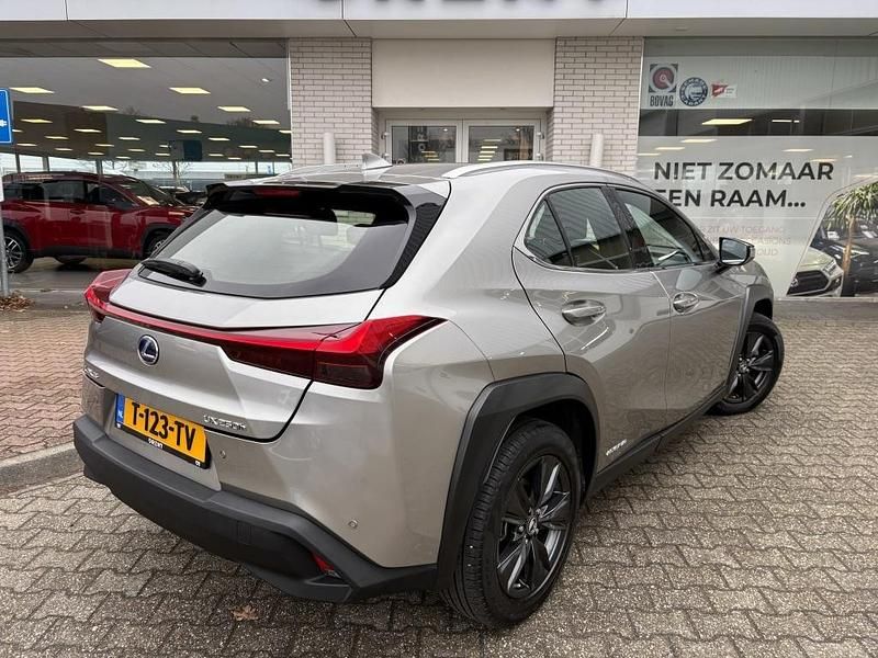 Occasion Lexus UX Luxury Line 184 PK (135 kW) 2022 Zilver SUV