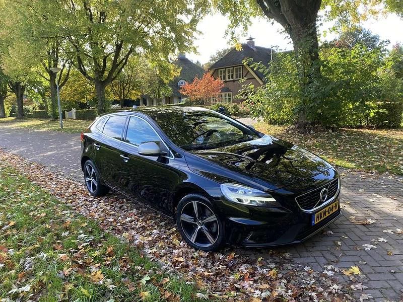 Zwart Gebruikt 2018 Volvo V40 R-Design Stationwagen | € 17.500 (Eerlijke prijs) - Afbeelding 1/4