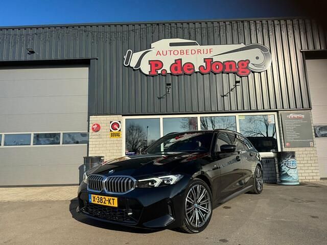 Zwart Occasion 2023 BMW 318 M Sport Stationwagen | € 37.875 (Iets duurder) - Afbeelding 1/4