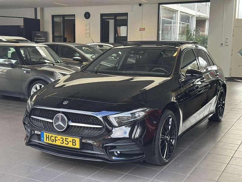 Zwart Gebruikt 2021 Mercedes A250 Premium Plus Hatchback | € 32.950 (Eerlijke prijs) - Afbeelding 1/3