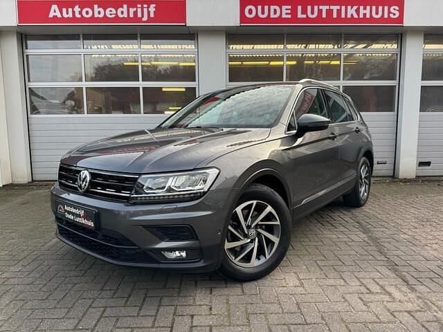 Grijs Gebruikt 2018 VW Tiguan Highline SUV | € 23.945 (Goede deal) - Afbeelding 1/4