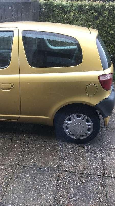 Goud Occasion 2002 Toyota Yaris Terra Hatchback | € 1.499 (Goede deal) - Afbeelding 1/1