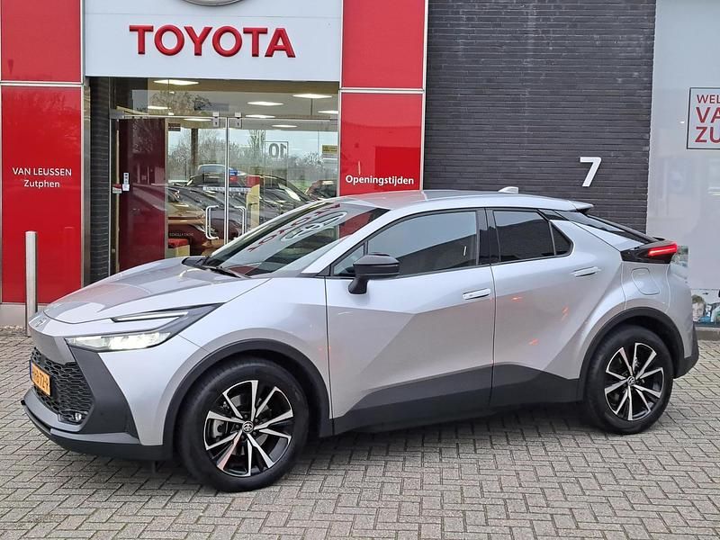 Grijs Gebruikt 2025 Toyota C-HR SUV | € 36.700 (Goede deal) - Afbeelding 1/4