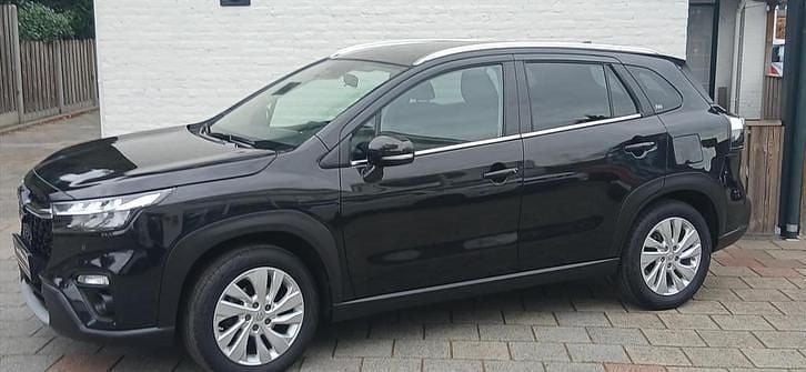 Zwart (metallic) Occasion 2023 Suzuki SX4 S-Cross SUV | € 24.499 (Goede deal) - Afbeelding 1/4
