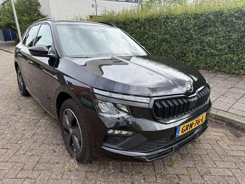 Zwart Gebruikt 2024 Skoda Kamiq Monte Carlo SUV | € 30.950 (Eerlijke prijs) - Afbeelding 1/4
