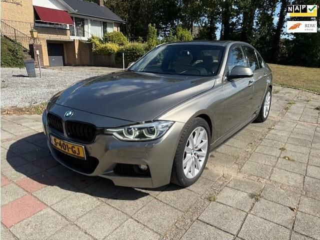 Grijs Gebruikt 2016 BMW 328 Executive Sedan | € 15.850 (Eerlijke prijs) - Afbeelding 1/4