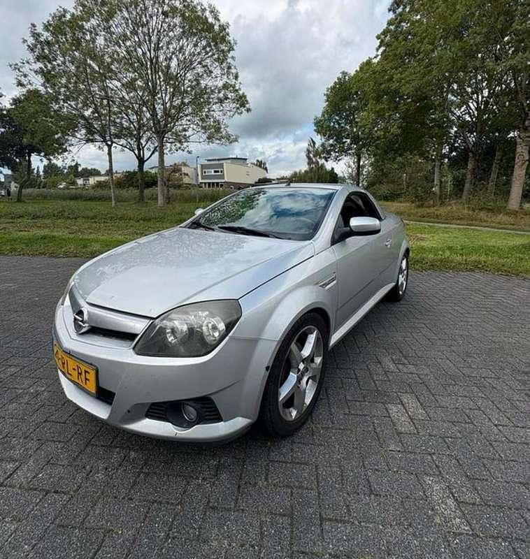 Grijs Gebruikt 2005 Opel Tigra Cosmo Cabriolet | € 1.950 (Eerlijke prijs) - Afbeelding 1/4