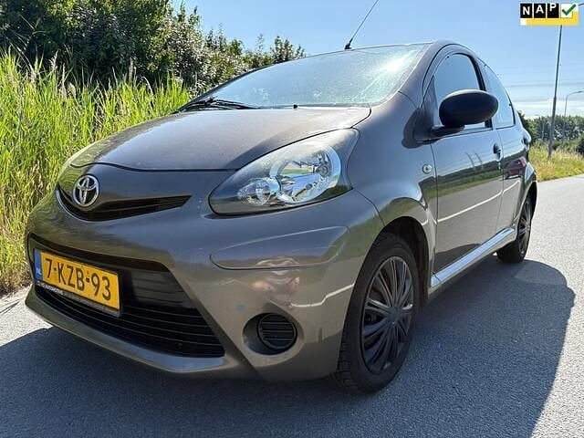 Bruin, metallic lak Gebruikt 2013 Toyota Aygo Hatchback | € 3.499 (Eerlijke prijs) - Afbeelding 1/4