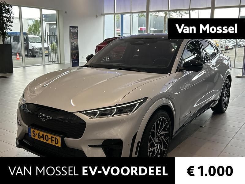 Wit Gebruikt 2023 Ford Mustang Mach-E GT SUV | € 49.900 (Eerlijke prijs) - Afbeelding 1/4