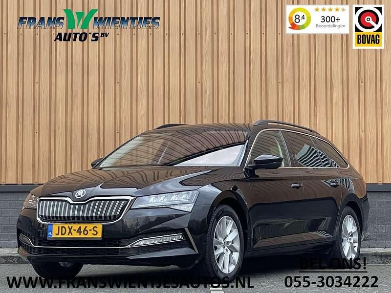 Zwart Gebruikt 2023 Skoda Superb Business Line Stationwagen | € 31.449 (Eerlijke prijs) - Afbeelding 1/4