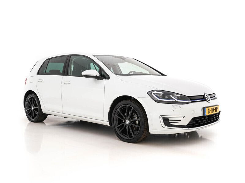 Oryxweiss (wit metallic) Gebruikt 2019 VW e-Golf Sport Hatchback | € 12.345 (Iets duurder) - Afbeelding 1/4