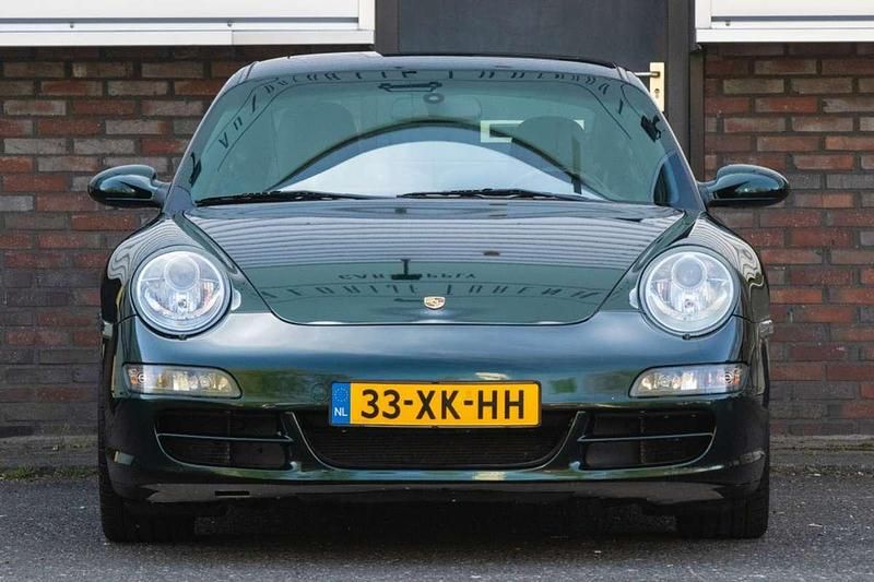 Groen (metallic) Gebruikt 2005 Porsche 911 Carrera S Coupé | € 38.950 (Eerlijke prijs) - Afbeelding 1/4