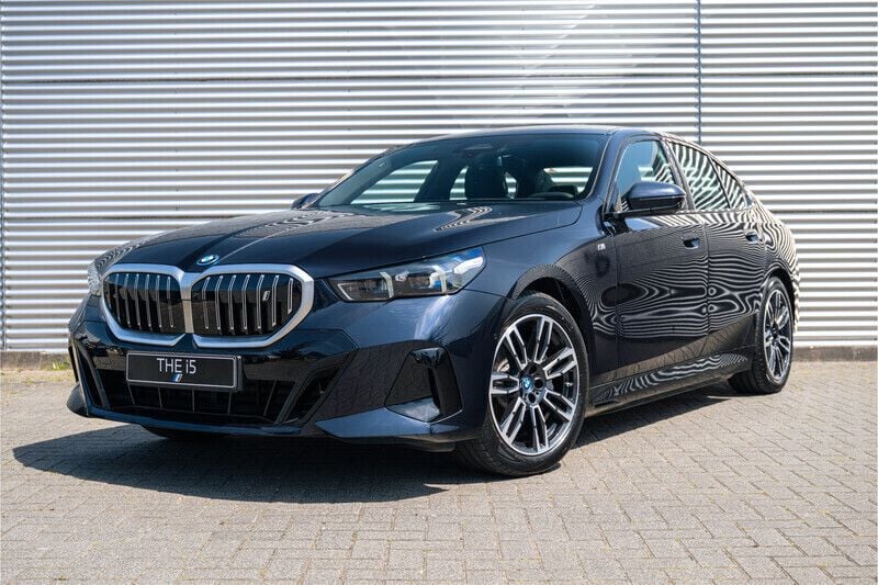 Zwart Nieuw 2025 BMW i5 Comfort Edition Sedan | € 83.957 (Super prijs) - Afbeelding 1/4