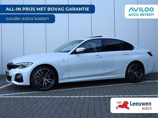 Wit Occasion 2021 BMW 330 M Sport Sedan | € 37.495 (Eerlijke prijs) - Afbeelding 1/3