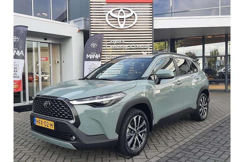 Groen Gebruikt 2025 Toyota Corolla Cross Style SUV | € 37.999 (Eerlijke prijs) - Afbeelding 1/1