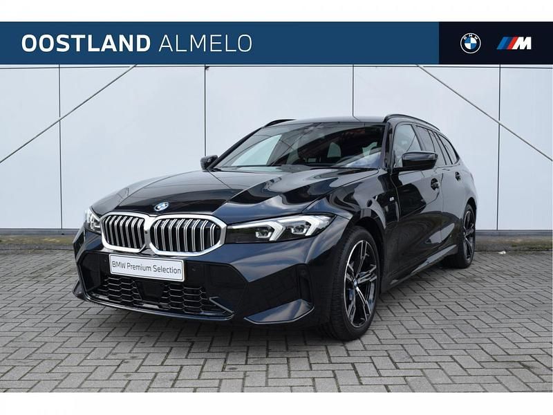 Saphirschwarz (donker zwart metallic) Gebruikt 2025 BMW 330e Comfort Edition Stationwagen | € 51.950 (Super prijs) - Afbeelding 1/4