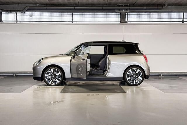 Occasion Mini Cooper Favoured 160 kW (218 PK) 2025 Grijs Hatchback
