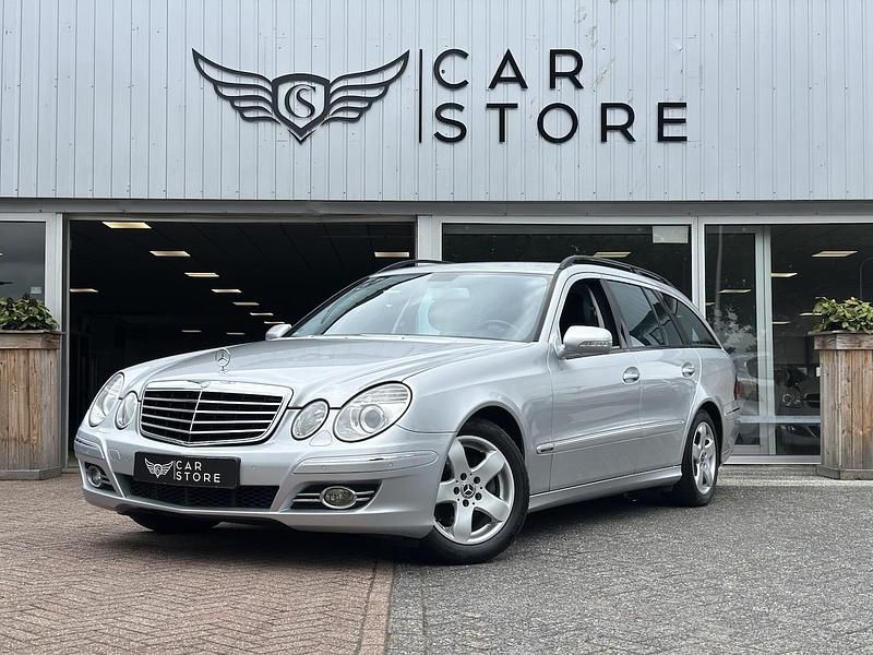 Grijs, metallic lak Gebruikt 2008 Mercedes E200 Avantgarde Stationwagen | € 7.950 (Goede deal) - Afbeelding 1/4