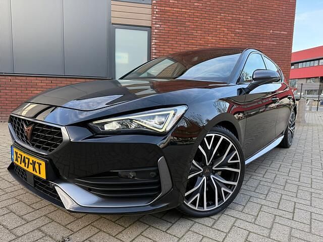 Zwart (metallic) Gebruikt 2022 Cupra Leon Stationwagen | € 34.900 (Iets duurder) - Afbeelding 1/4