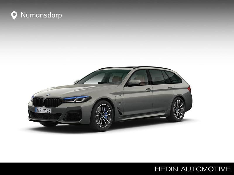 Grijs (metallic) Occasion 2021 BMW 520 M Sport Stationwagen | € 34.895 (Eerlijke prijs) - Afbeelding 1/2