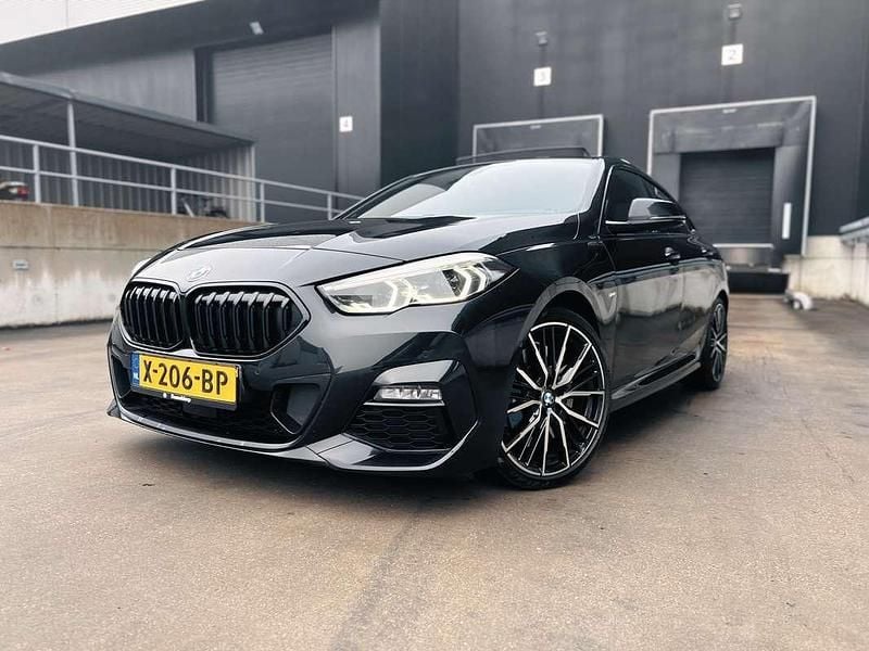 Zwart (metallic) Occasion 2021 BMW 218 M Sport Coupé | € 25.900 (Eerlijke prijs) - Afbeelding 1/4