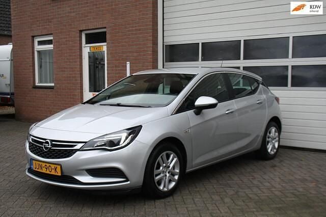 Grijs Gebruikt 2019 Opel Astra Edition Hatchback | € 9.975 (Eerlijke prijs) - Afbeelding 1/4