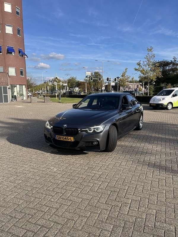 Grijs Gebruikt 2018 BMW 318 Executive Sedan | € 17.000 (Duur) - Afbeelding 1/4