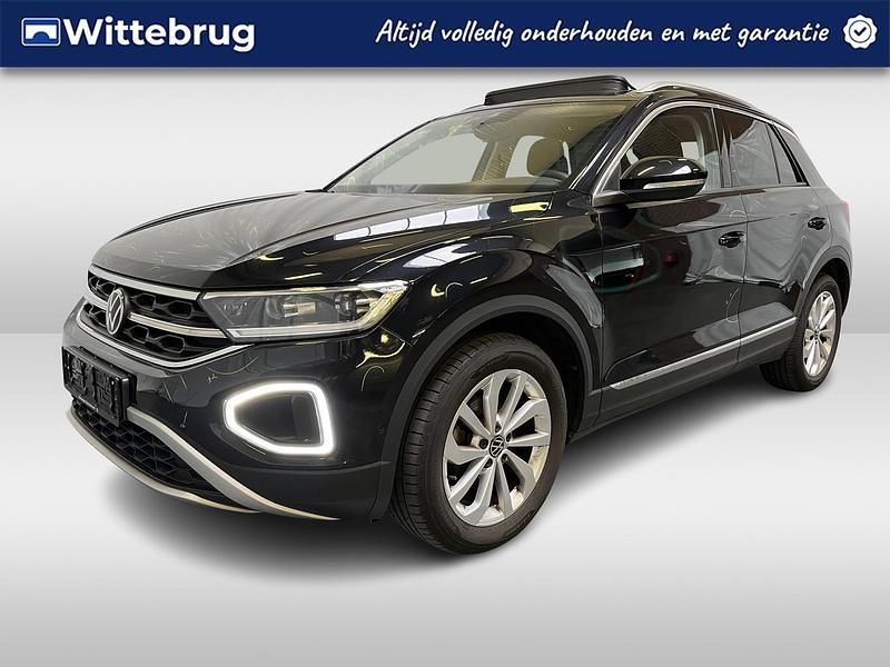 Zwart Gebruikt 2022 VW T-Roc Style SUV | € 31.950 (Eerlijke prijs) - Afbeelding 1/2