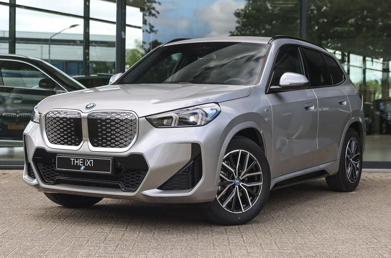 Spacesilber Nieuw 2025 BMW iX1 M Sport SUV | € 58.321 (Goede deal) - Afbeelding 1/4