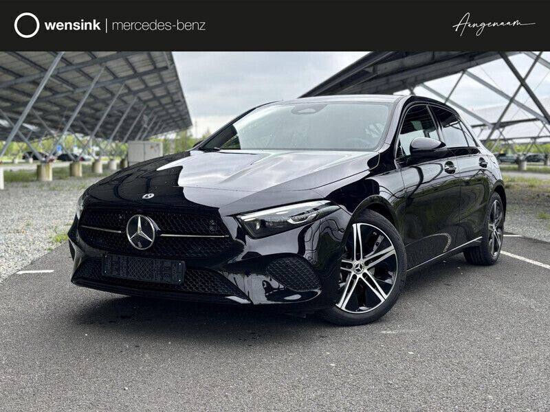 Zwart Nieuw 2025 Mercedes A180 Luxury Hatchback | € 44.163 (Iets duurder) - Afbeelding 1/4