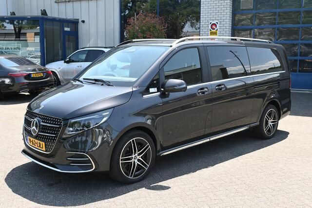 Grijs Gebruikt 2024 Mercedes V300 AMG MPV | € 88.950 - Afbeelding 1/4