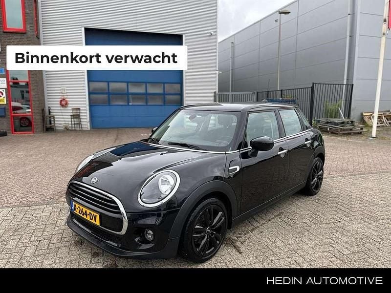 Zwart, metallic lak Gebruikt 2021 Mini Cooper Business Hatchback | € 18.445 (Eerlijke prijs) - Afbeelding 1/2