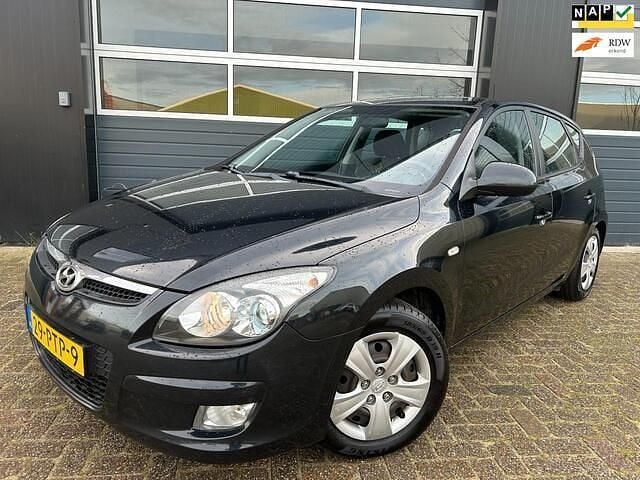 Zwart Gebruikt 2011 Hyundai i30 Dynamiq Hatchback | € 2.650 (Eerlijke prijs) - Afbeelding 1/4