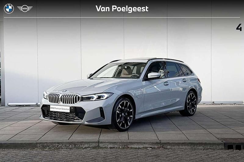 M brooklyn grau Gebruikt 2025 BMW 330e M Sport Stationwagen | € 55.900 (Goede deal) - Afbeelding 1/4