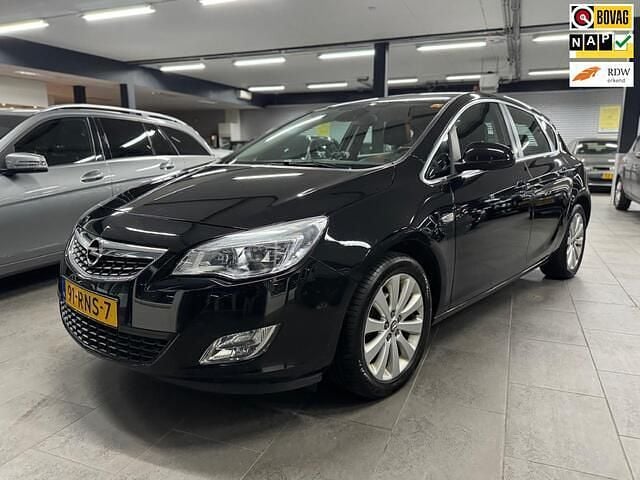 Zwart Gebruikt 2011 Opel Astra Cosmo Hatchback | € 3.450 (Goede deal) - Afbeelding 1/4