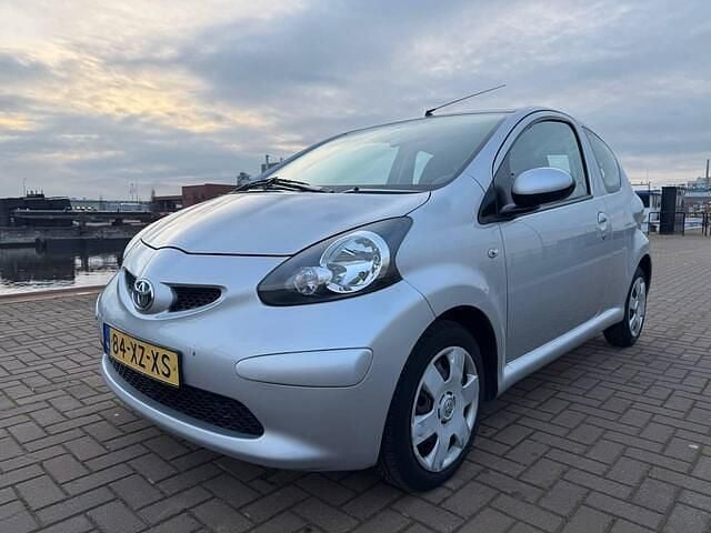 Grijs Gebruikt 2007 Toyota Aygo Hatchback | € 3.250 (Eerlijke prijs) - Afbeelding 1/4