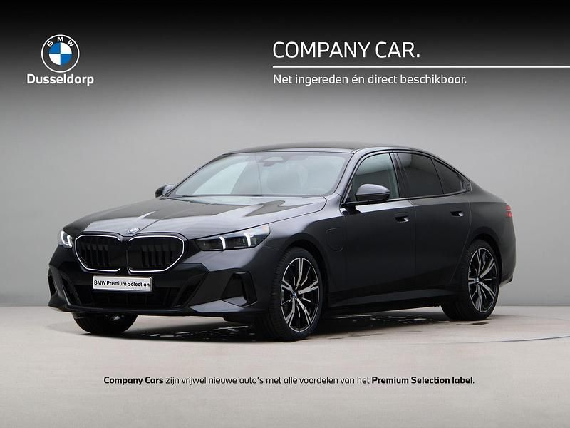 Grijs Occasion 2026 BMW 530e M Sport Sedan | € 88.776 - Afbeelding 1/4